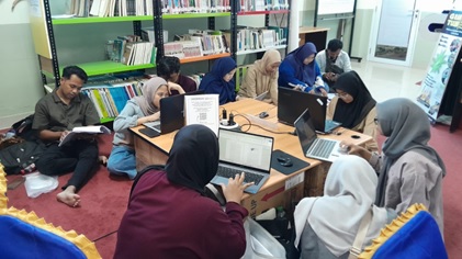 MAHASISWA IBM BEKASI SUSUN SKRIPSI DI UPT PERPUSIDIGIT IBMB